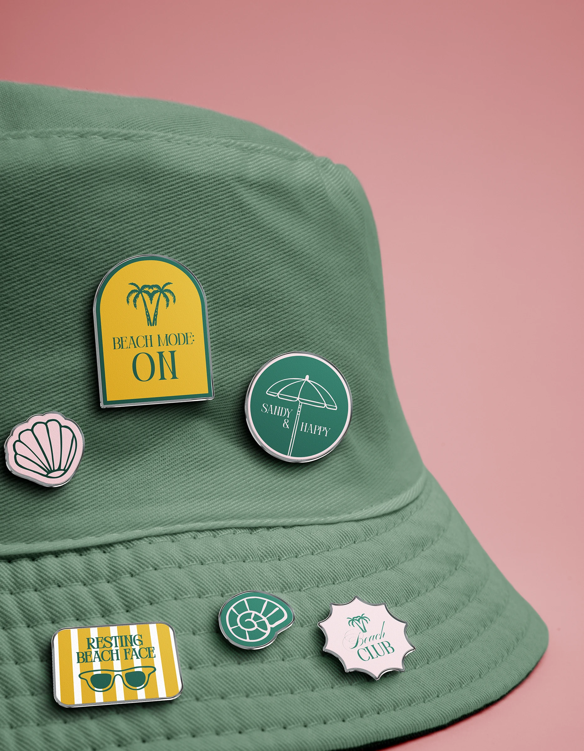 Chapéu verde com pins personalizados do Beach Club