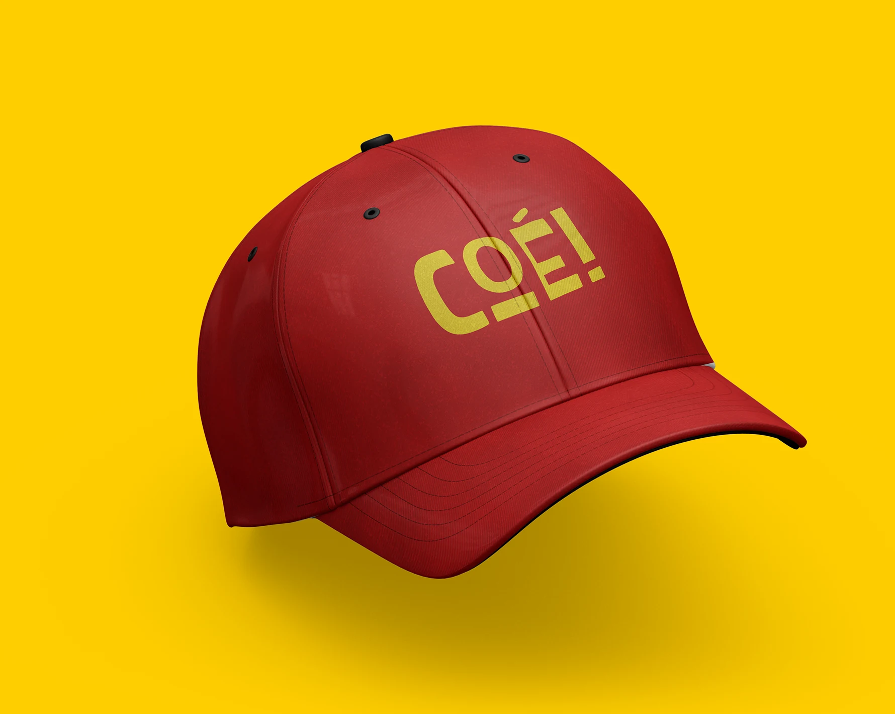 Boné vermelho com o logotipo Coé Bar
