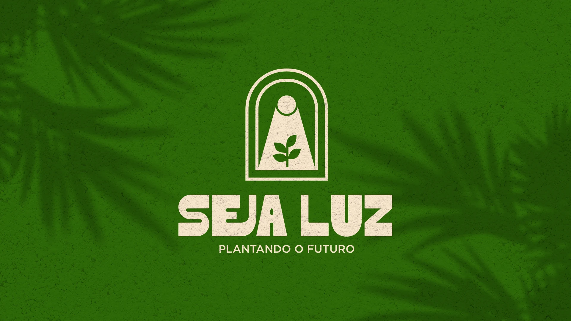 Logotipo Seja Luz sobre fundo verde texturizado
